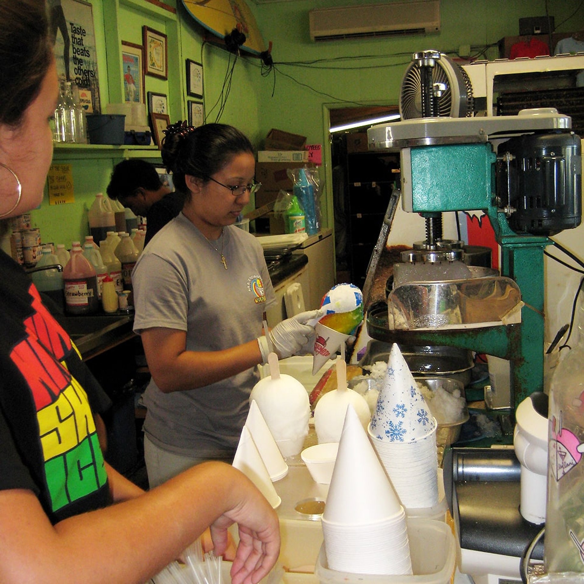Hier werden die Eiskugeln geformt
