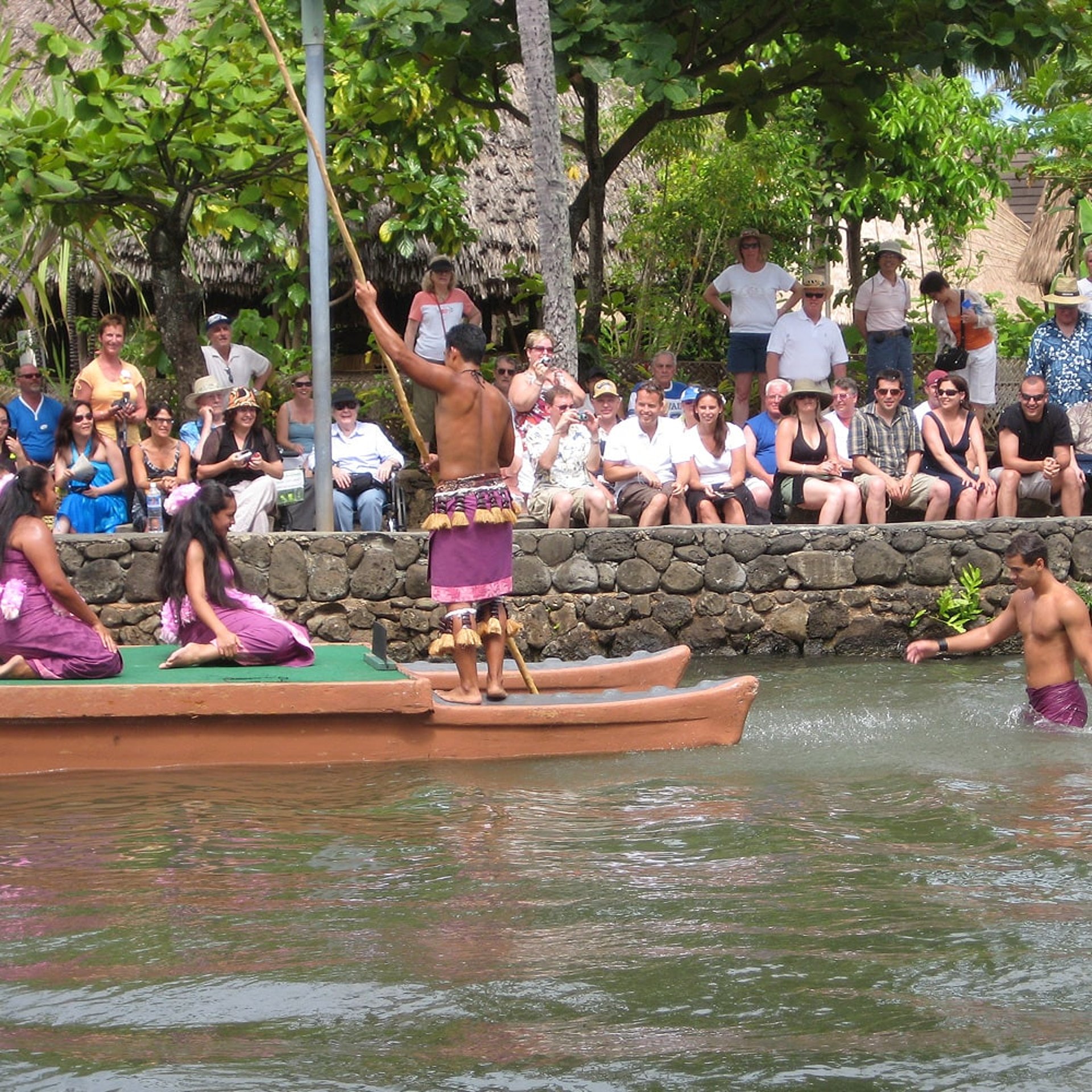Die Samoaner haben so heftig getanzt, daß sie einen Tänzer verloren haben