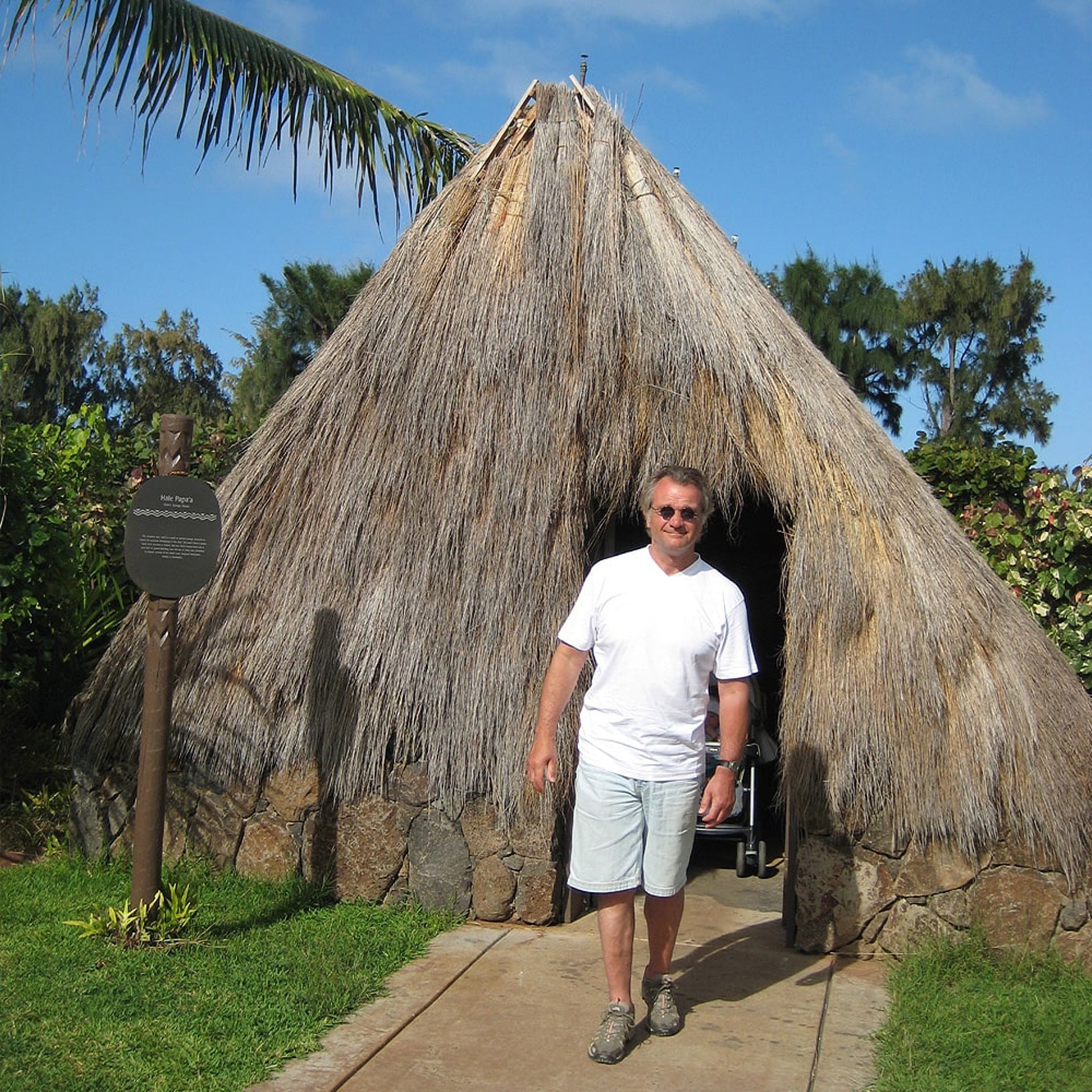 Der Boss vor der Häuptlingshütte