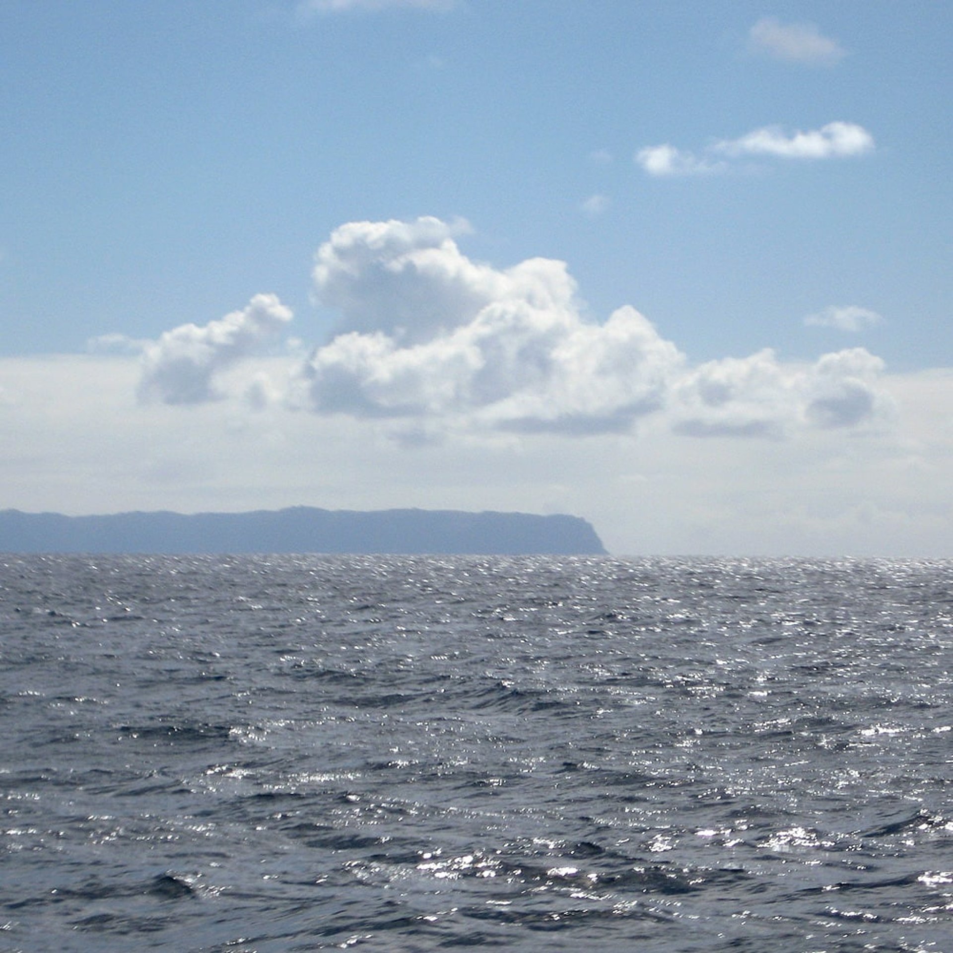 die Insel Ni‘ihau aus sicherer Entfernung